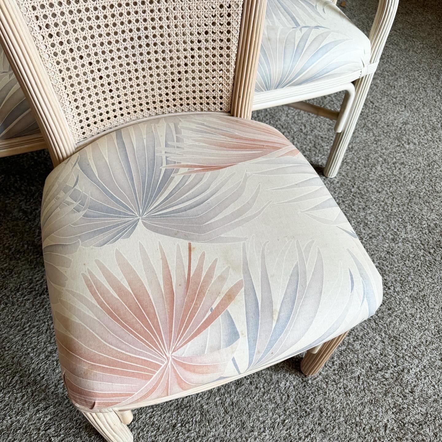 Trasforma la tua zona pranzo con le sedie da pranzo Boho Chic White Washed Pencil Reed and Cane. Questo set di sei pezzi combina l'eleganza del giunco con la consistenza classica della canna, rifinita con un tranquillo lavaggio bianco. Offrendo