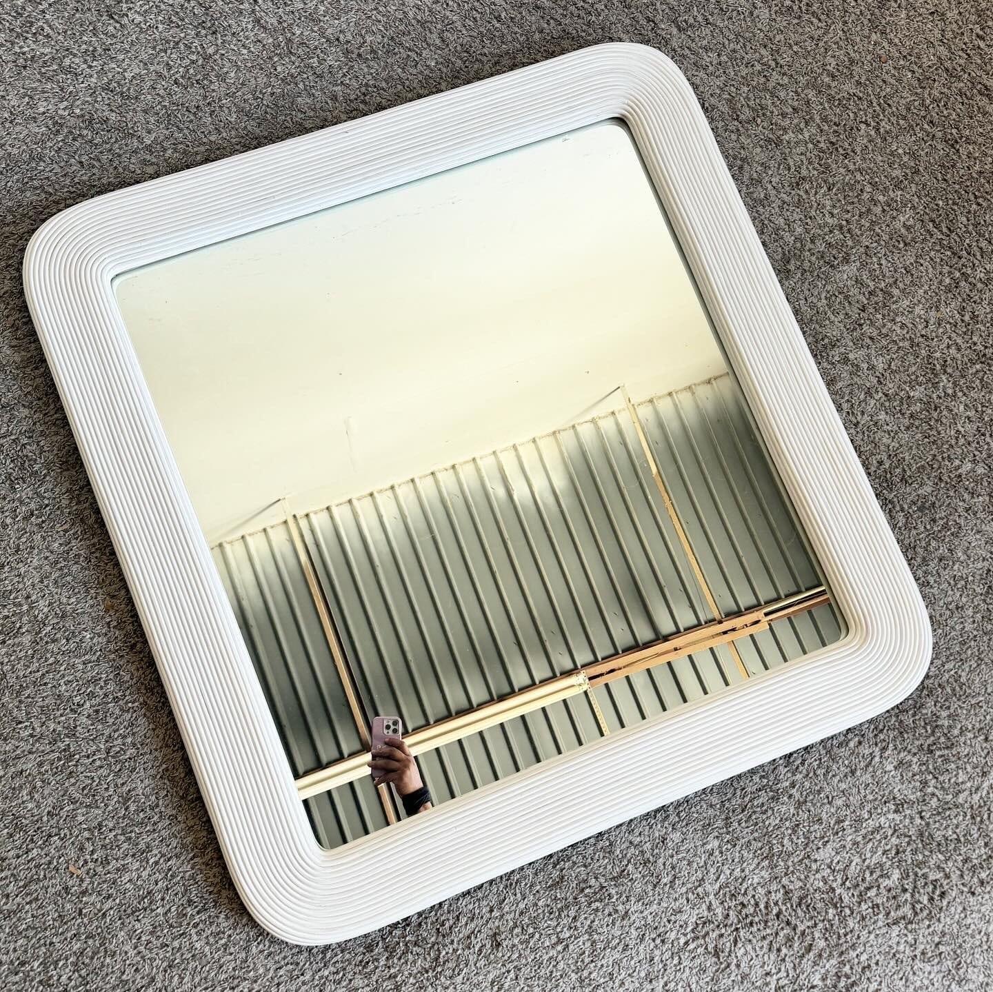 Philippin Miroir mural Boho Chic en forme de crayon blanc lavé en vente