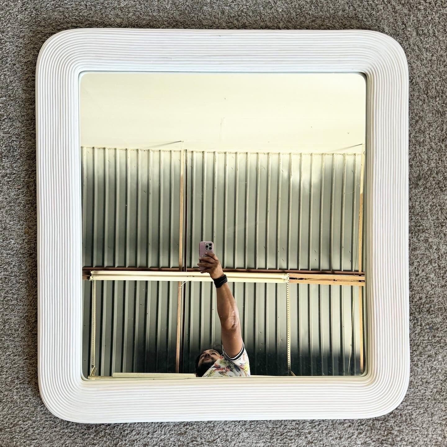 Fin du 20e siècle Miroir mural Boho Chic en forme de crayon blanc lavé en vente