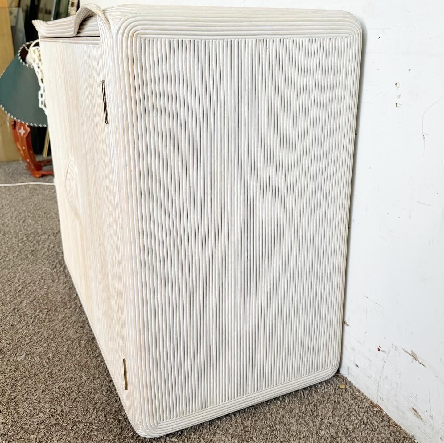 Philippin Boho Chic Ruban blanc lavé Armoire à crayons/Sideboard en vente