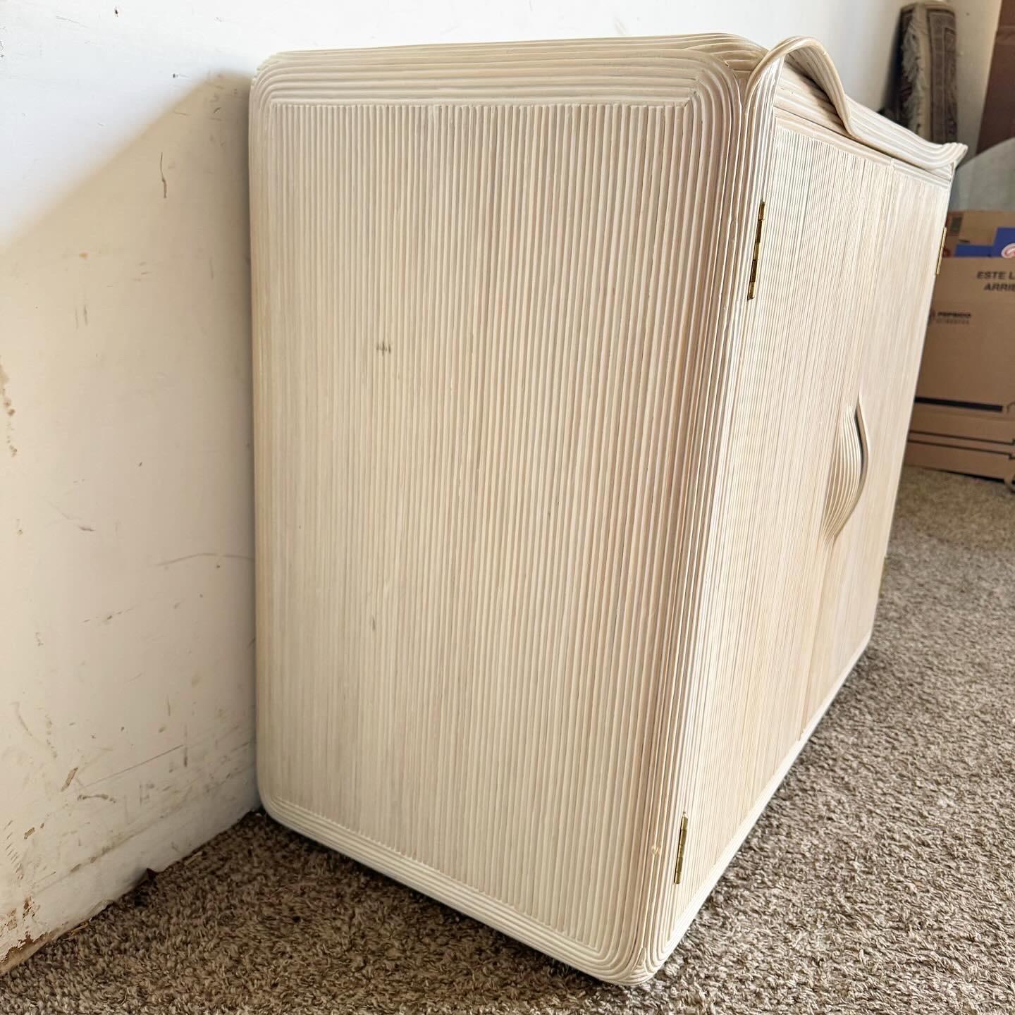 Fin du 20e siècle Boho Chic Ruban blanc lavé Armoire à crayons/Sideboard en vente