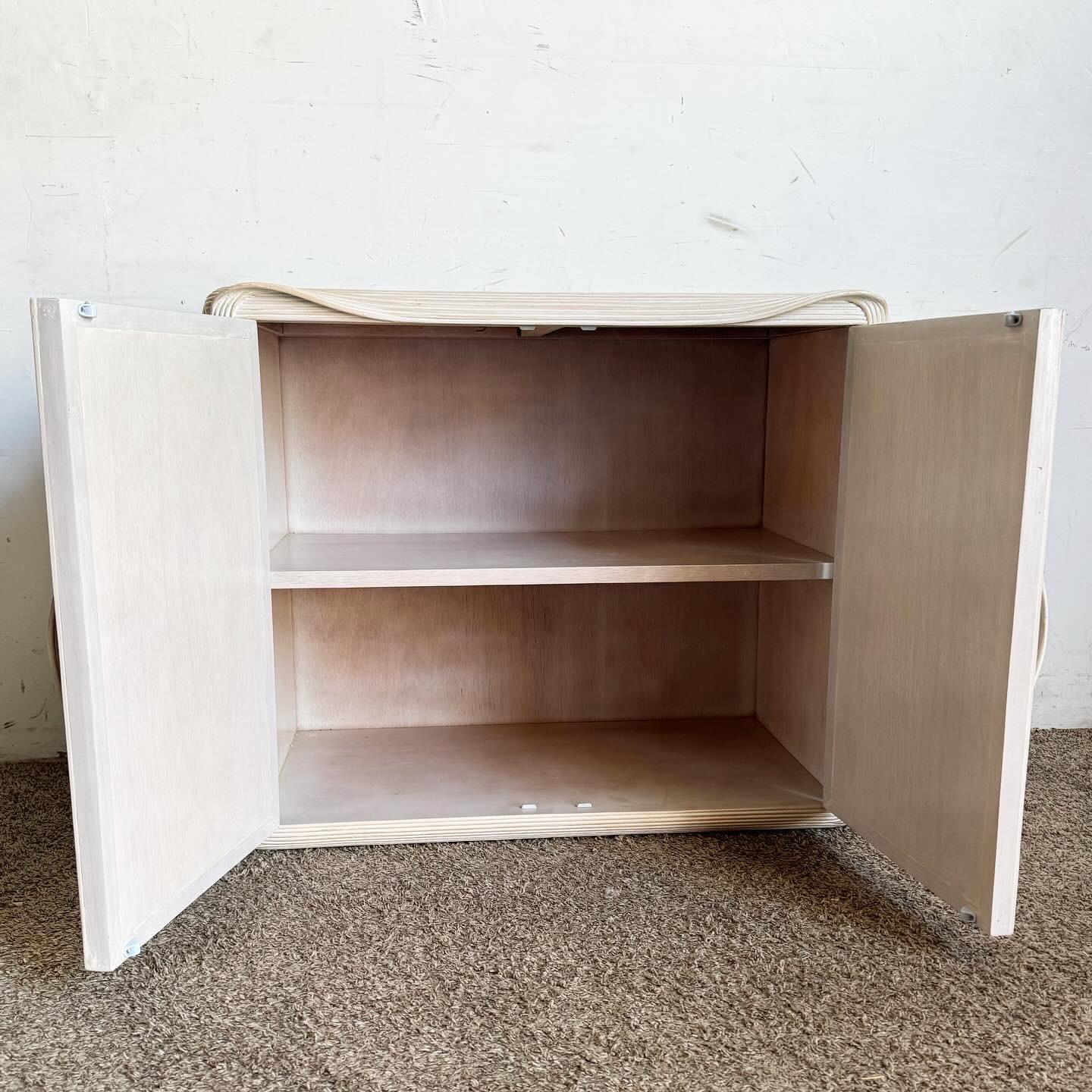 Roseau Boho Chic Ruban blanc lavé Armoire à crayons/Sideboard en vente