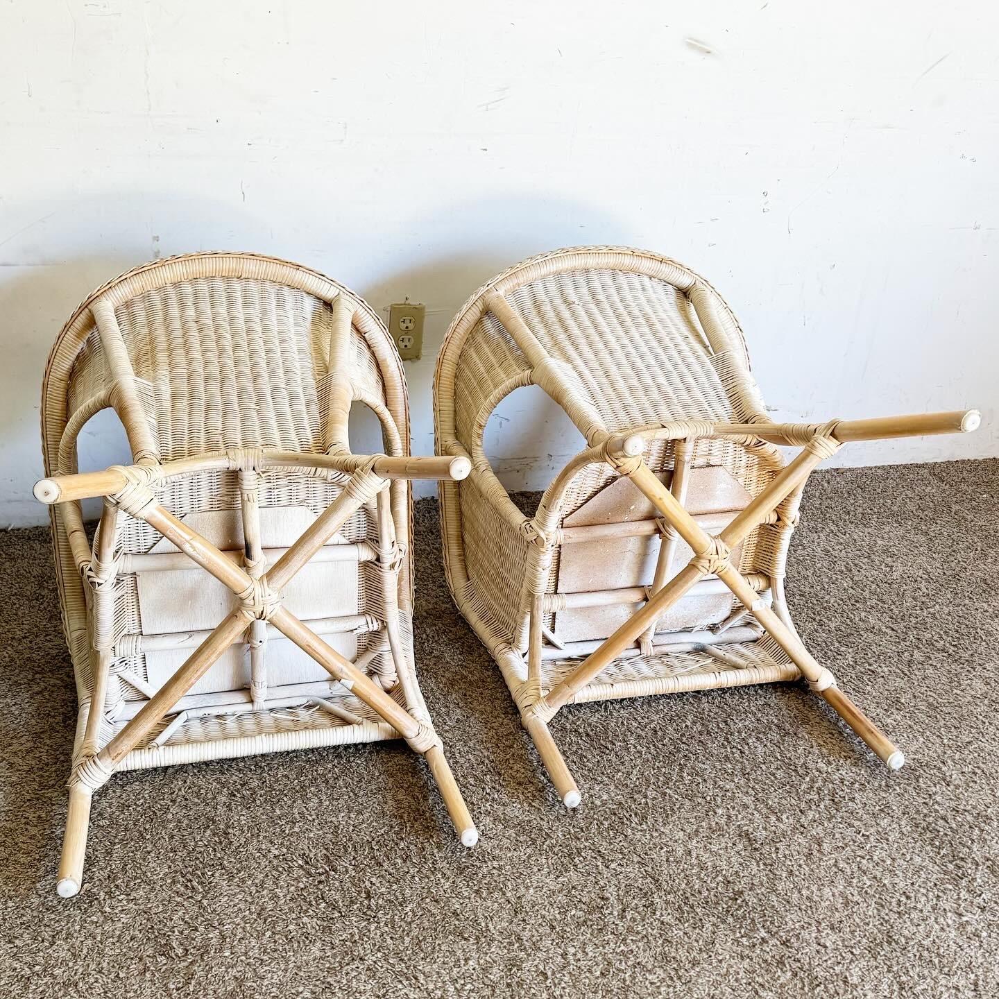 Verleihen Sie Ihrem Zuhause einen Hauch von böhmischer Eleganz mit diesem Paar Boho Chic Lounge Chairs aus weiß gewaschener Weide und Rattan. Diese Stühle, die sich perfekt für den Wintergarten oder die Terrasse eignen, vereinen rustikalen Charme