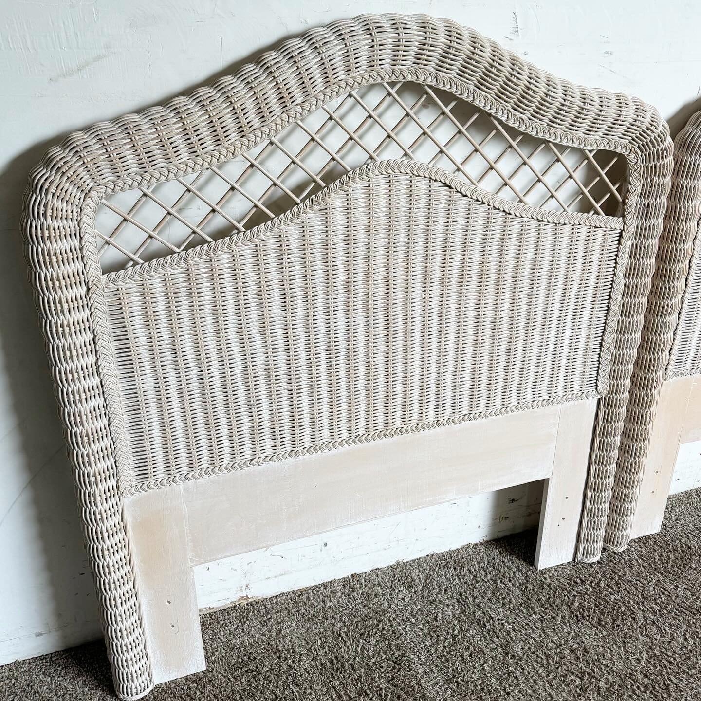 Ajoutez une élégance vintage à votre chambre à coucher avec cette paire de têtes de lit jumelles en osier Boho Chic de Henry Link. Dotées d'un charmant design en osier blanchi, ces têtes de lit allient un style classique à une touche bohème moderne.