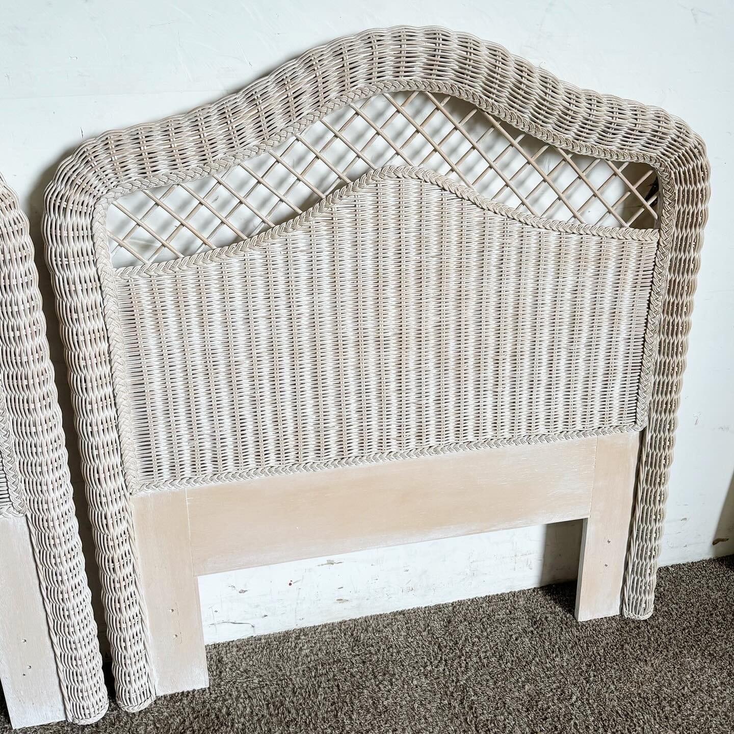 Philippin Paire de têtes de lit jumelles en osier blanchi de style Boho Chic par Henry Link en vente