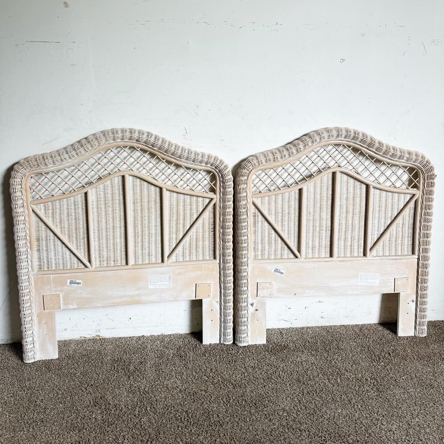 Osier Paire de têtes de lit jumelles en osier blanchi de style Boho Chic par Henry Link en vente