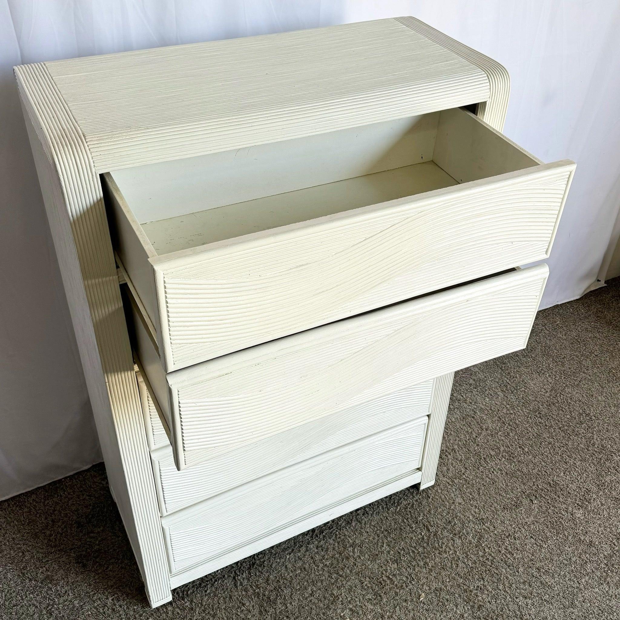 Comò Highboy Boho Chic bianco ondulato - 5 cassetti In condizioni buone in vendita a Delray Beach, FL