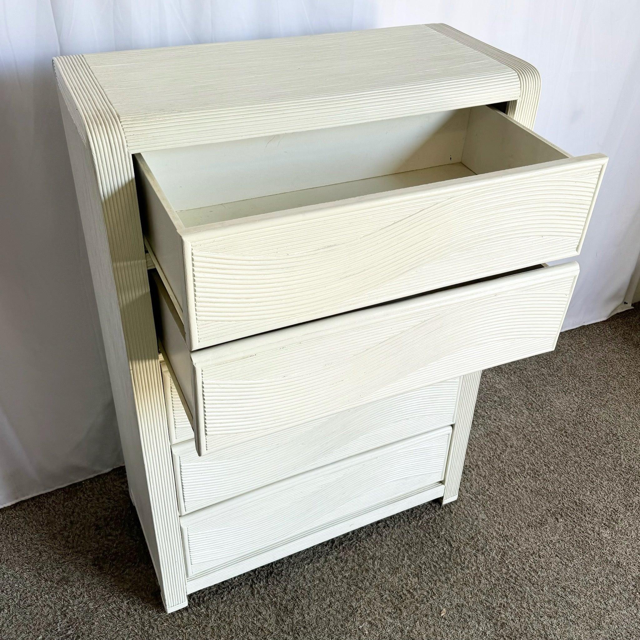Fine XX secolo Comò Highboy Boho Chic bianco ondulato - 5 cassetti in vendita