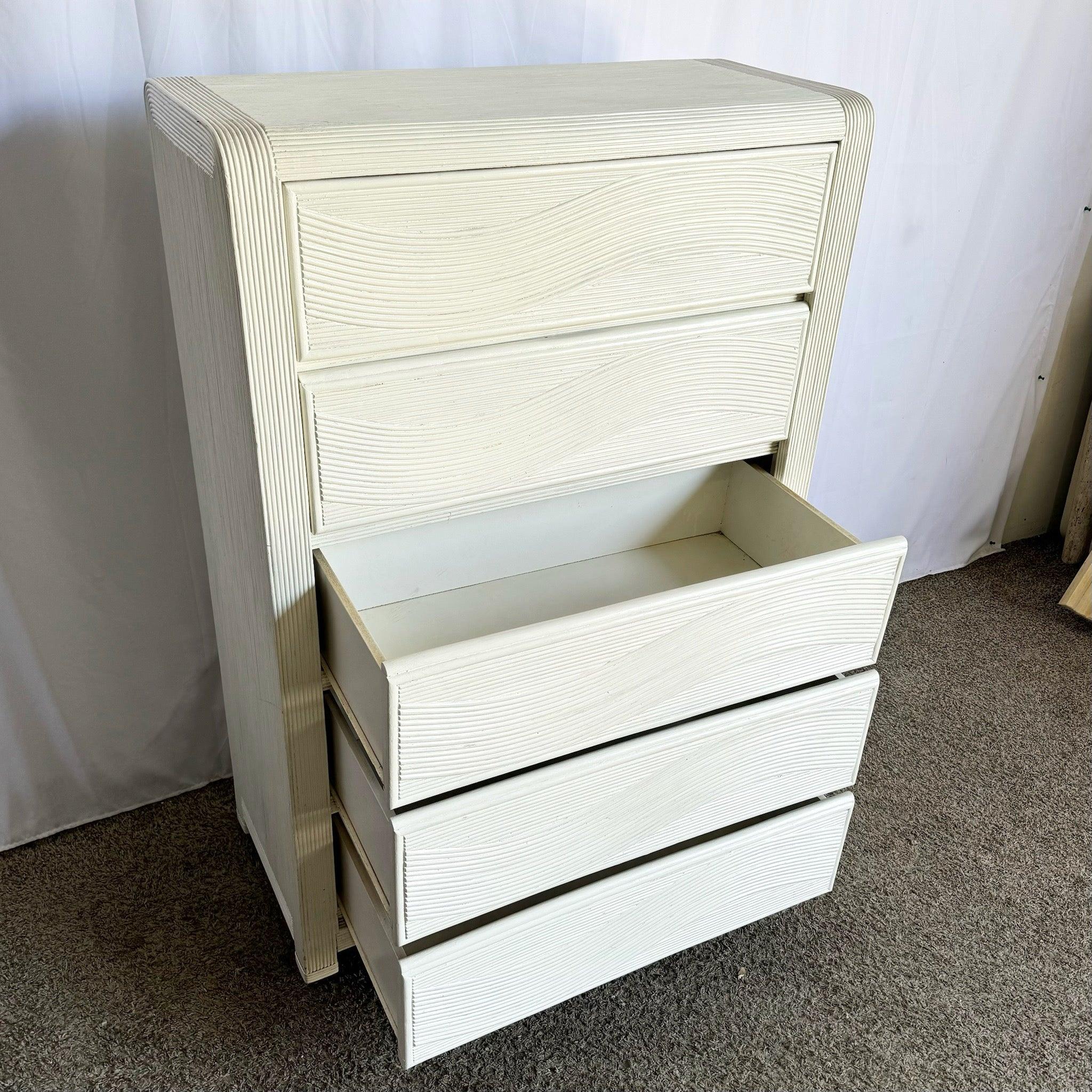 Legno Comò Highboy Boho Chic bianco ondulato - 5 cassetti in vendita