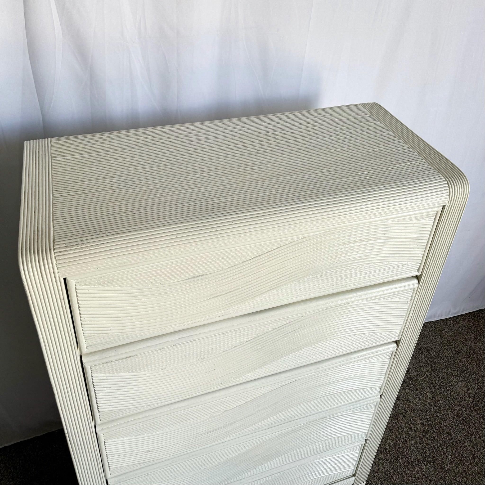 Comò Highboy Boho Chic bianco ondulato - 5 cassetti in vendita 1