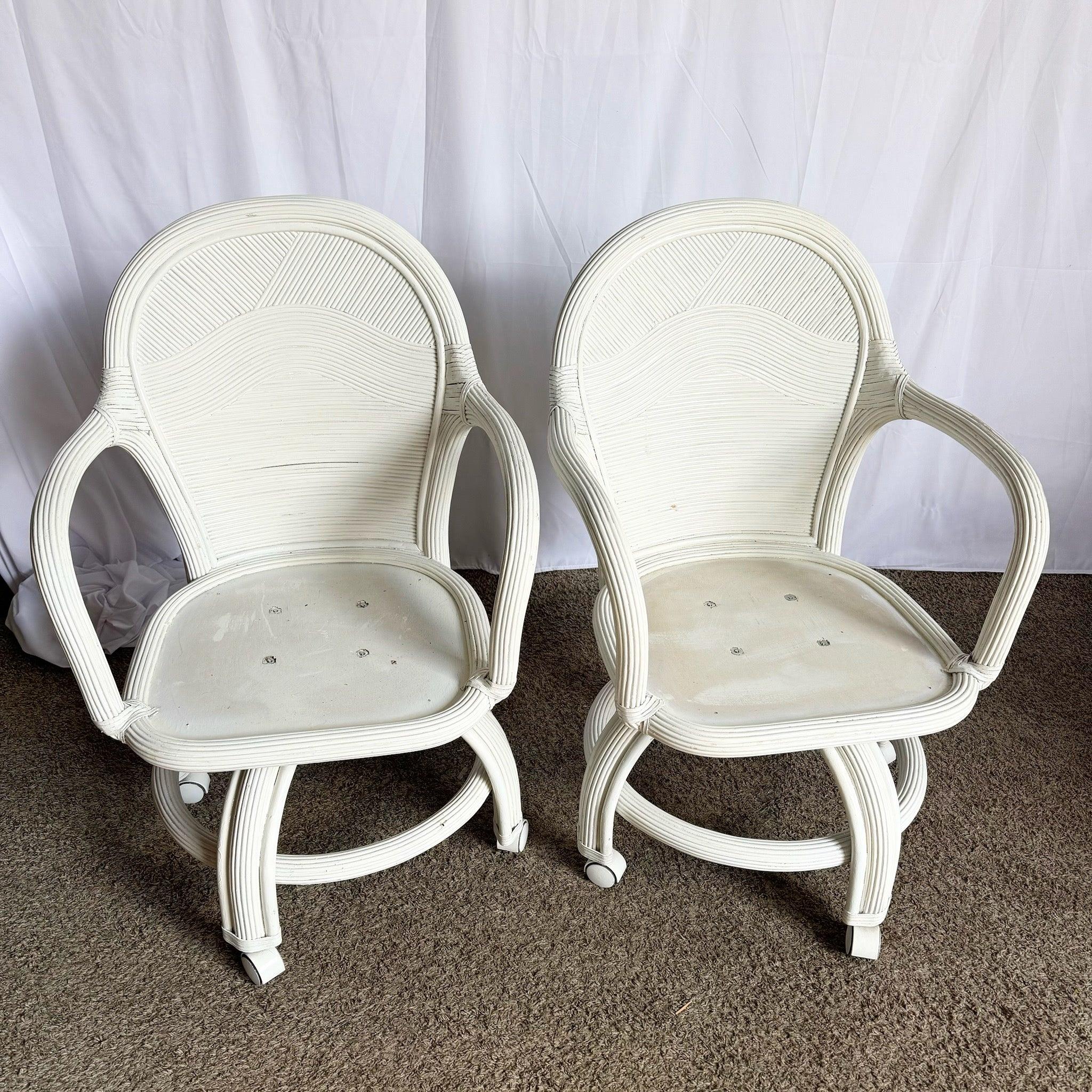 Satz von vier Boho Chic White Wavy Pencil Reed Swivel Dining Chairs mit beigen Kissen, perfekt für Küsten- oder Freizeitinterieurs.
 
 Einige Abnutzungserscheinungen am Lack, wie auf den Fotos zu sehen, und Verfärbungen an den Polstern.
 
 Wir