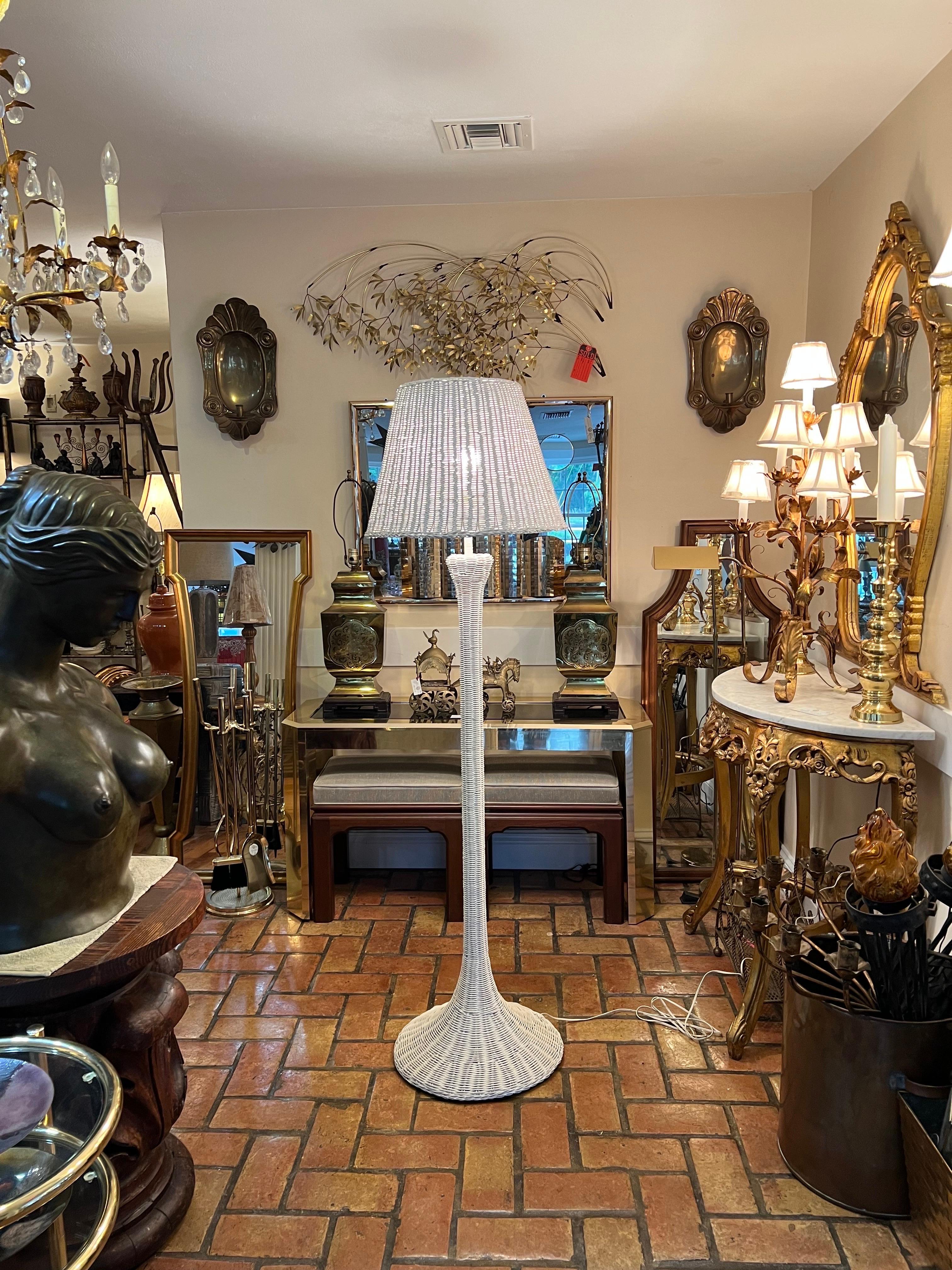 Lampada da terra in vimini bianca Boho Chic. Un'aggiunta perfetta per una stanza boho chic. Confermare le dimensioni prima dell'acquisto.