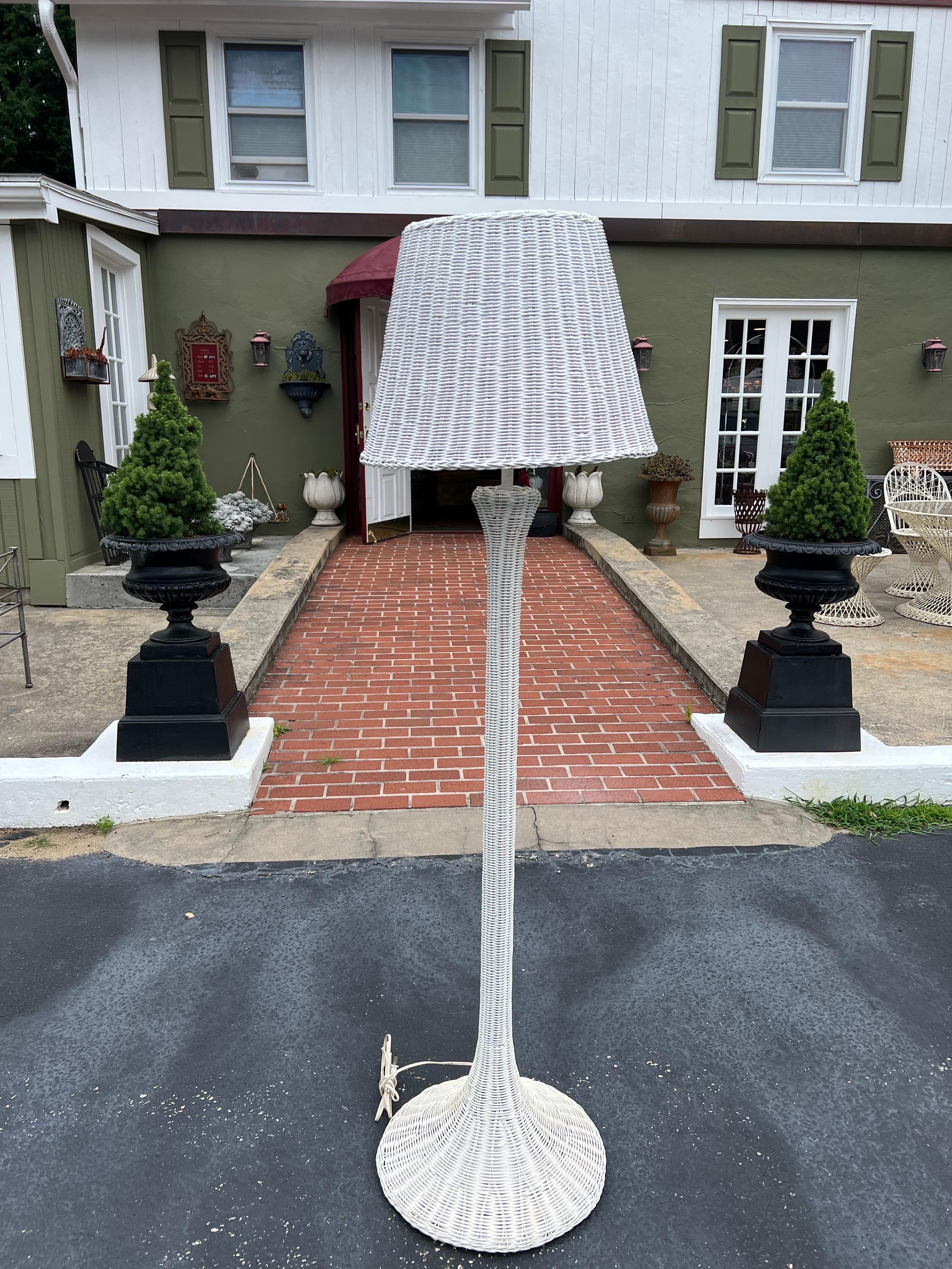 Lampada da terra in vimini bianca Boho Chic In condizioni buone in vendita a Redding, CT