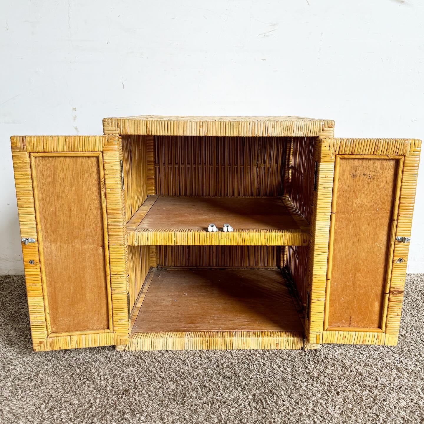 Table d'appoint/table de nuit cubique en osier et rotin style Boho Chic en vente 2