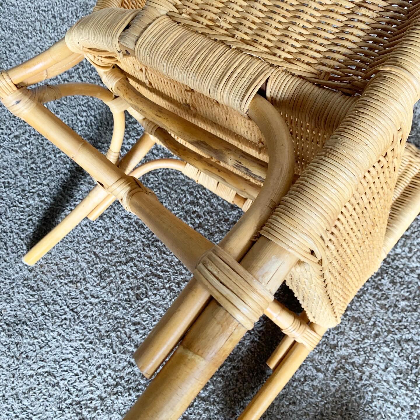 Lässige Eleganz mit den Wicker Rattan Dining Arm Chairs, einem Set aus vier Stühlen, die natürliche Texturen in Ihren Essbereich bringen und für ein von der Küste inspiriertes Erlebnis sorgen.
Geringfügige Abnutzung der Oberfläche an den Rändern,
