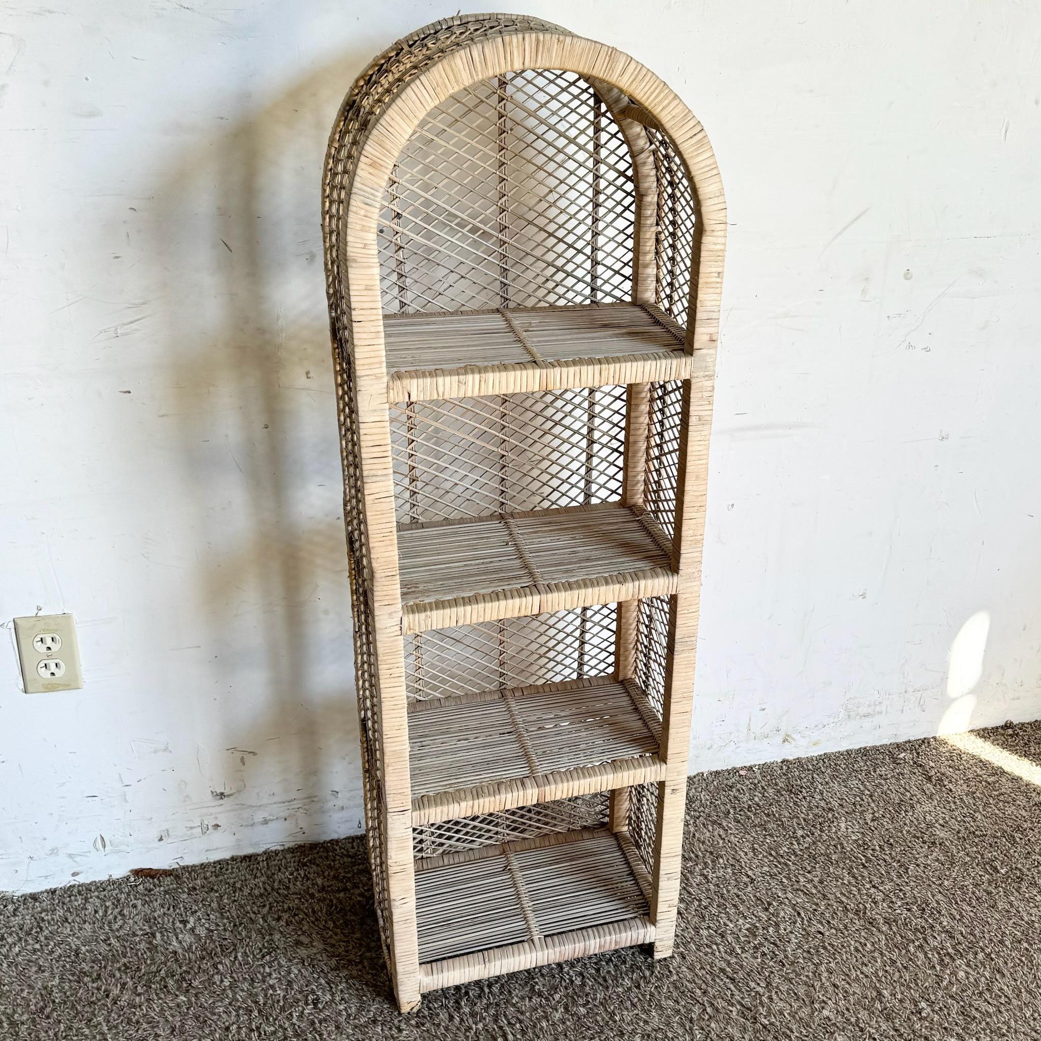 Questa Etagere in vimini Boho Chic presenta un affascinante design ad arco e ripiani a trama aperta, perfetti per esporre decorazioni o piante. La sua struttura in vimini naturale e gli intricati dettagli a reticolo aggiungono un tocco costiero e