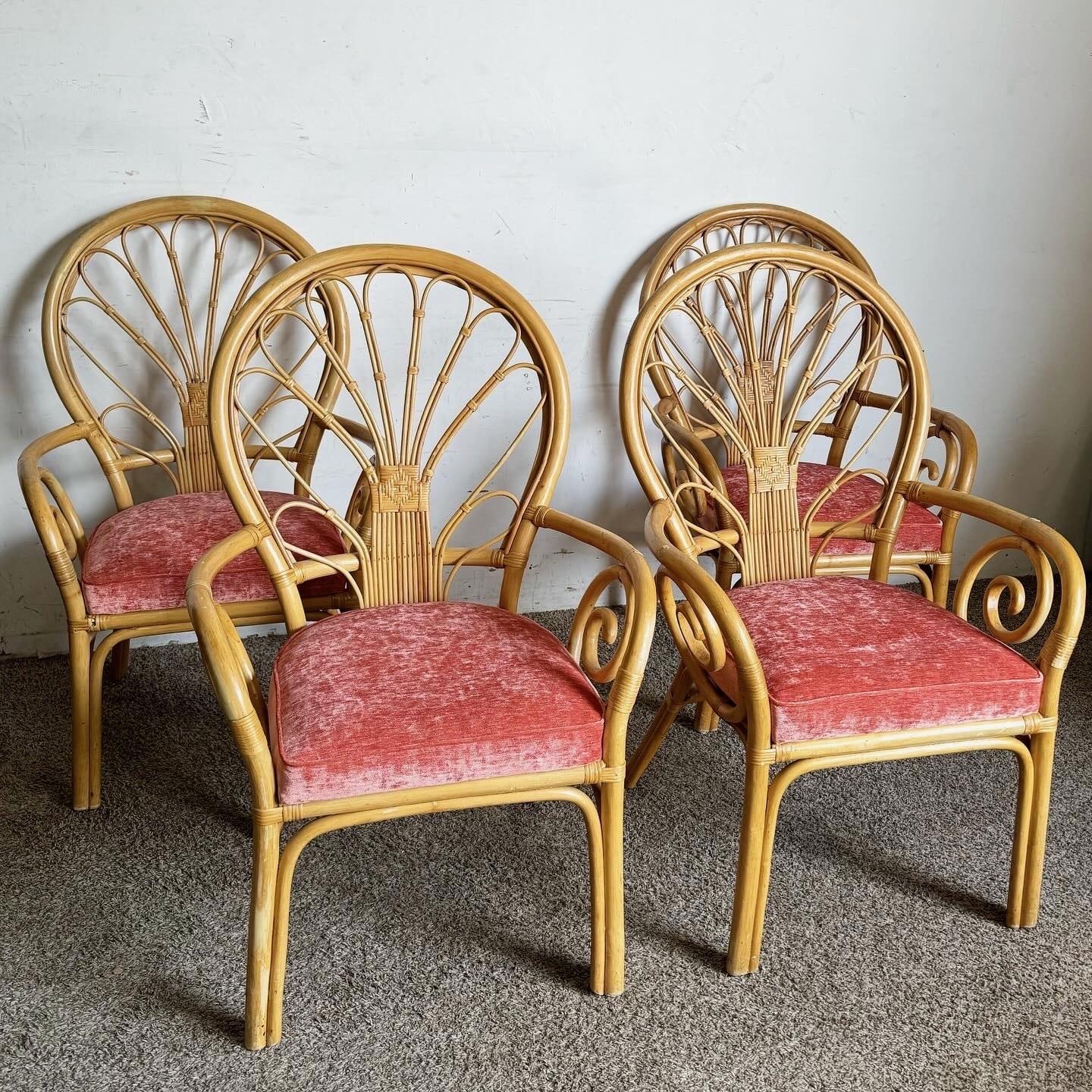 Verleihen Sie Ihrer Einrichtung einen Hauch von böhmischer Eleganz mit diesem Set aus 4 Boho Chic Wicker Rattan Balloon Back Swirl Arm Chairs. Diese Stühle zeichnen sich durch ein kompliziertes Flechtwerk und gebogene Rattan-Armlehnen mit dem