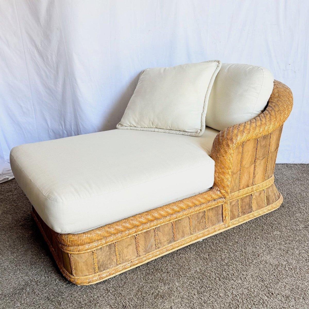 La chaise longue Boho Chic en rotin d'osier apporte une élégance décontractée et une chaleur côtière grâce à un tissage organique et un confort moelleux.
 

 Quelques usures au niveau de la finition et des marques mineures au niveau du tissu.
 

