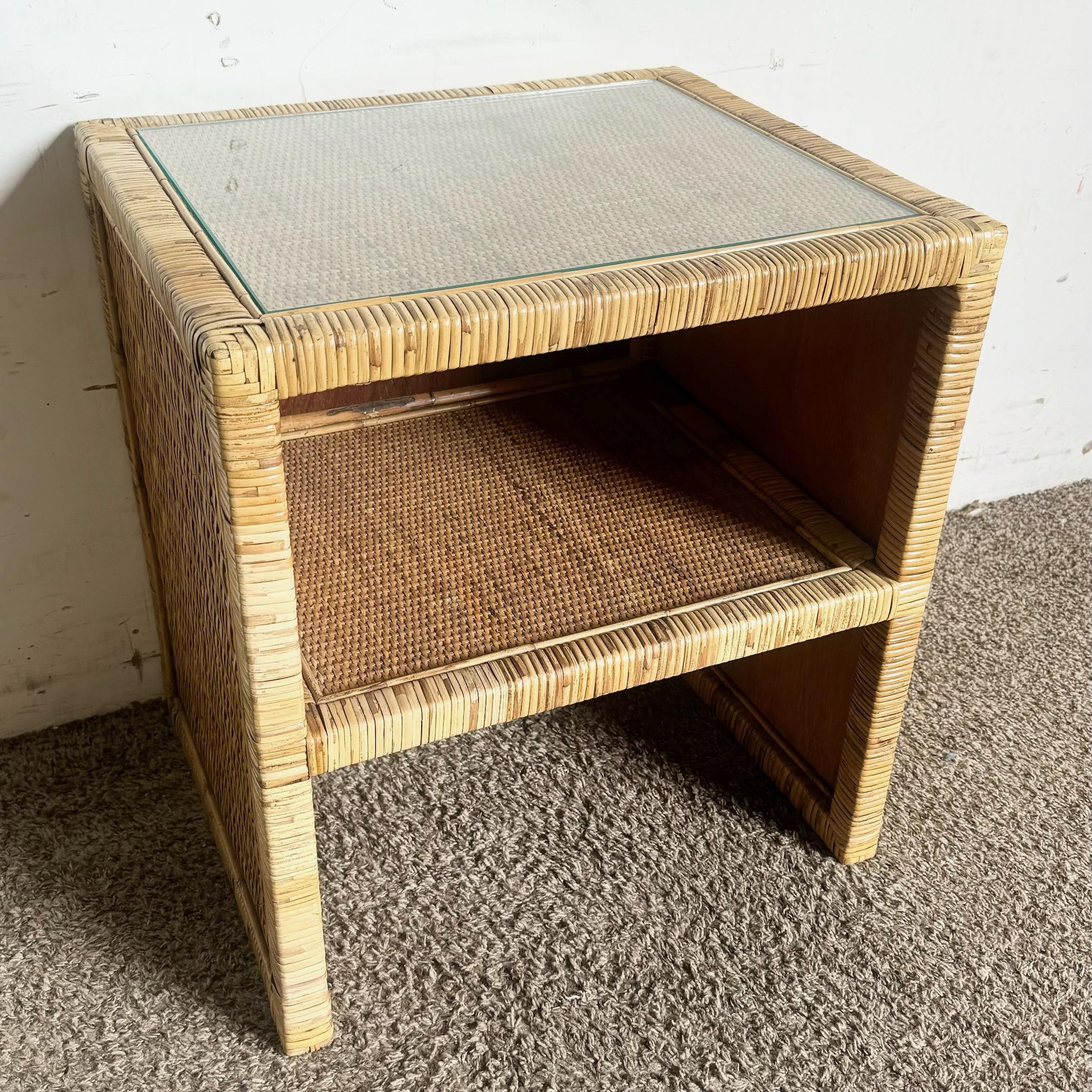 Cette table d'appoint Boho Chic en osier et rotin présente un plateau en verre élégant et un design tissé naturel, ce qui en fait une pièce polyvalente pour n'importe quel espace. Parfaite comme table de chevet ou table d'appoint, elle ajoute une