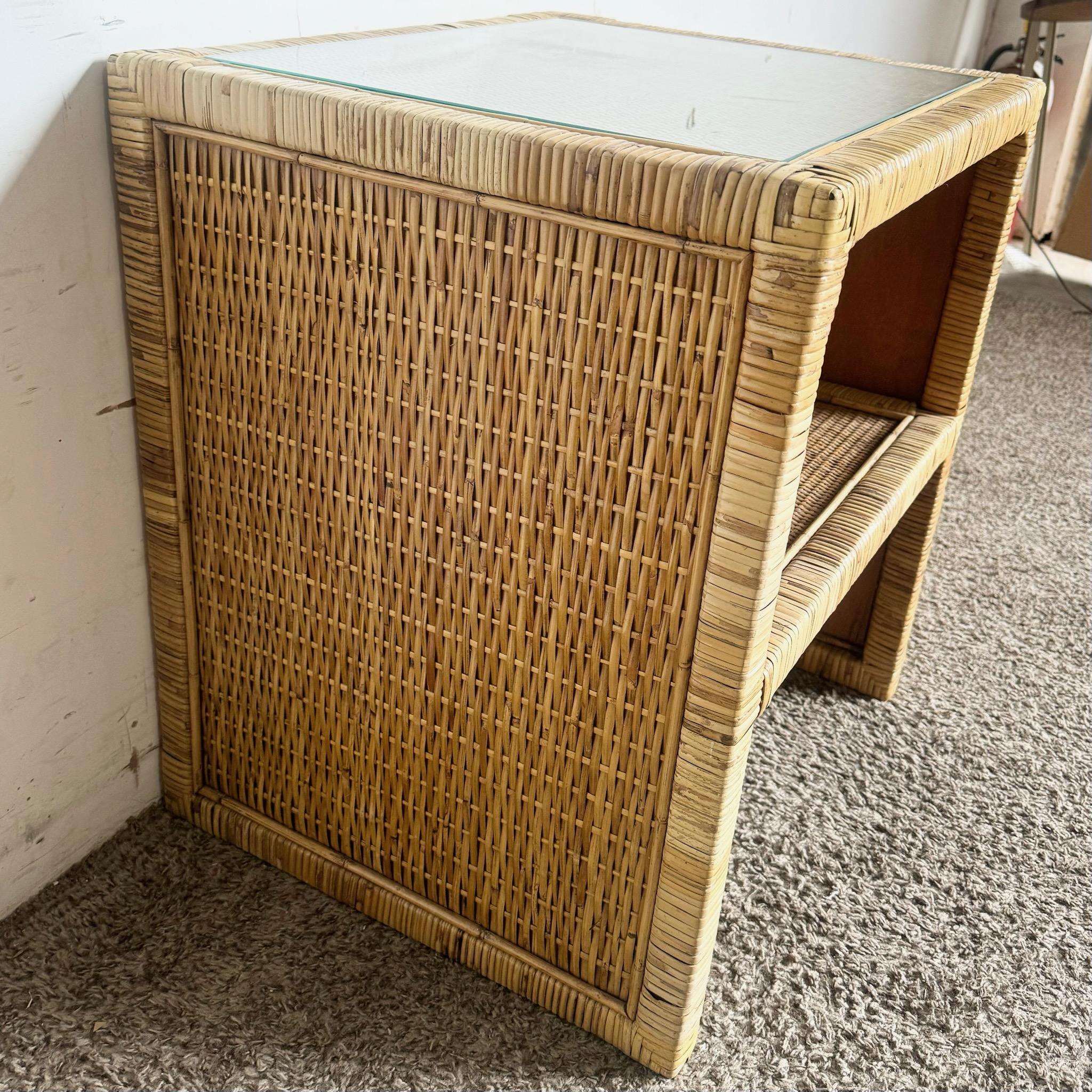 Table d'appoint/de chevet Boho Chic en osier et rotin avec plateau en verre Bon état - En vente à Delray Beach, FL