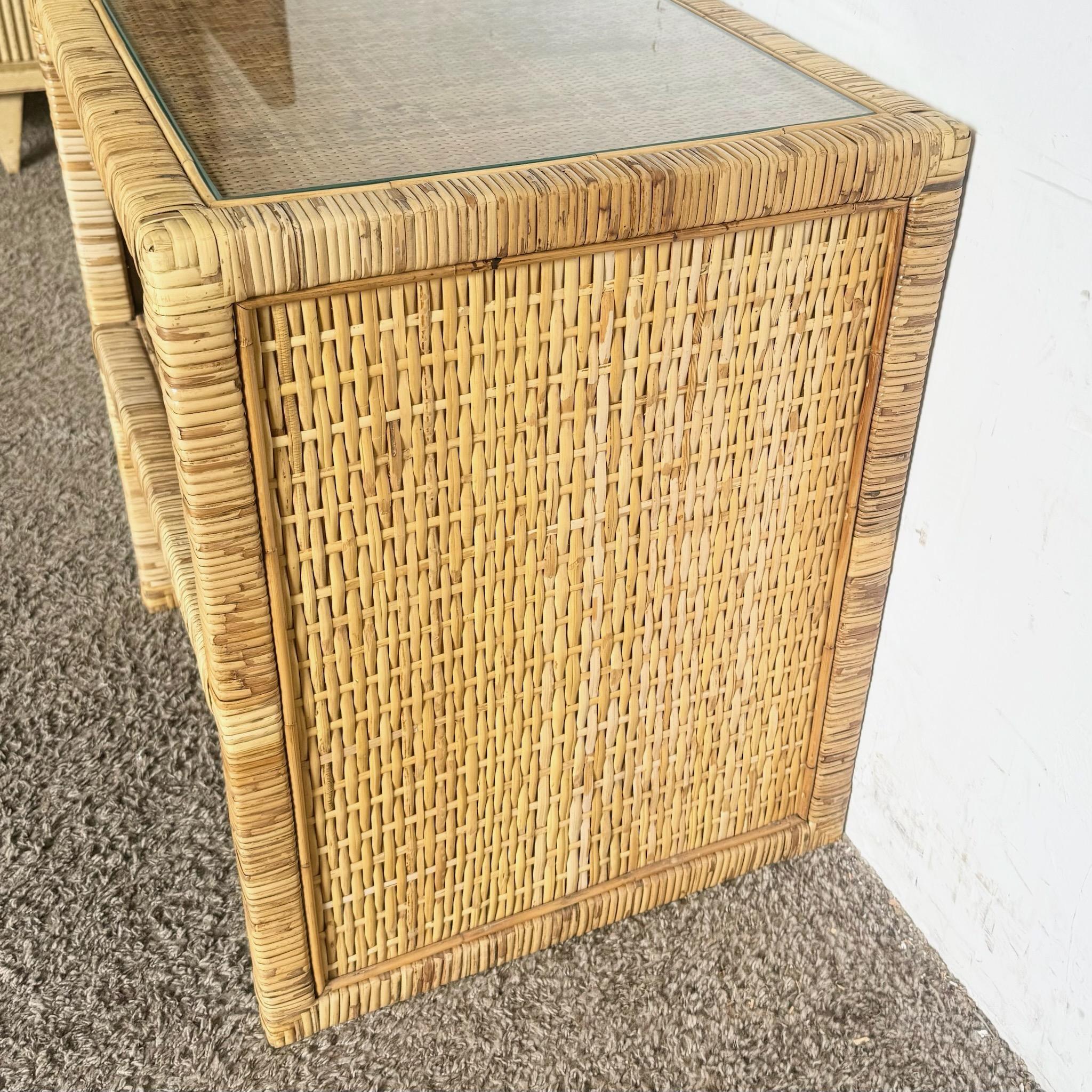 Fin du 20e siècle Table d'appoint/de chevet Boho Chic en osier et rotin avec plateau en verre en vente