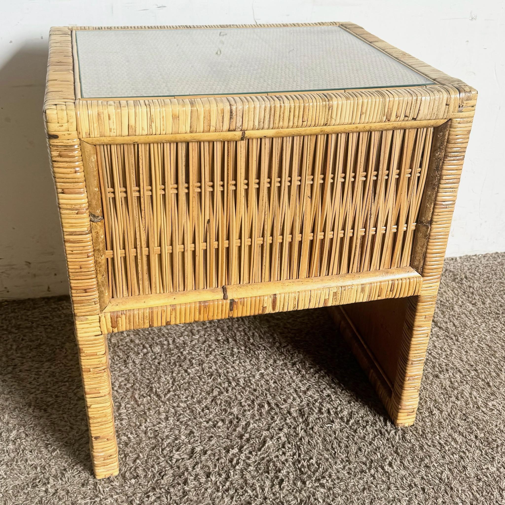 Osier Table d'appoint/de chevet Boho Chic en osier et rotin avec plateau en verre en vente