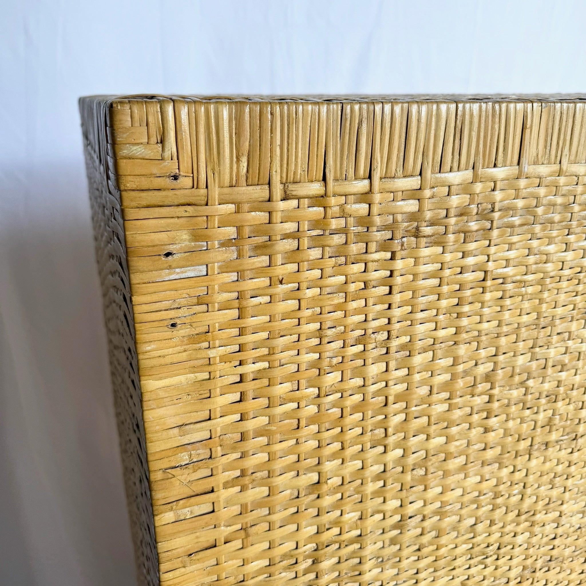 Boho Chic Wicker Wrapped Highboy Dresser - 6 Drawers In condizioni buone in vendita a Delray Beach, FL