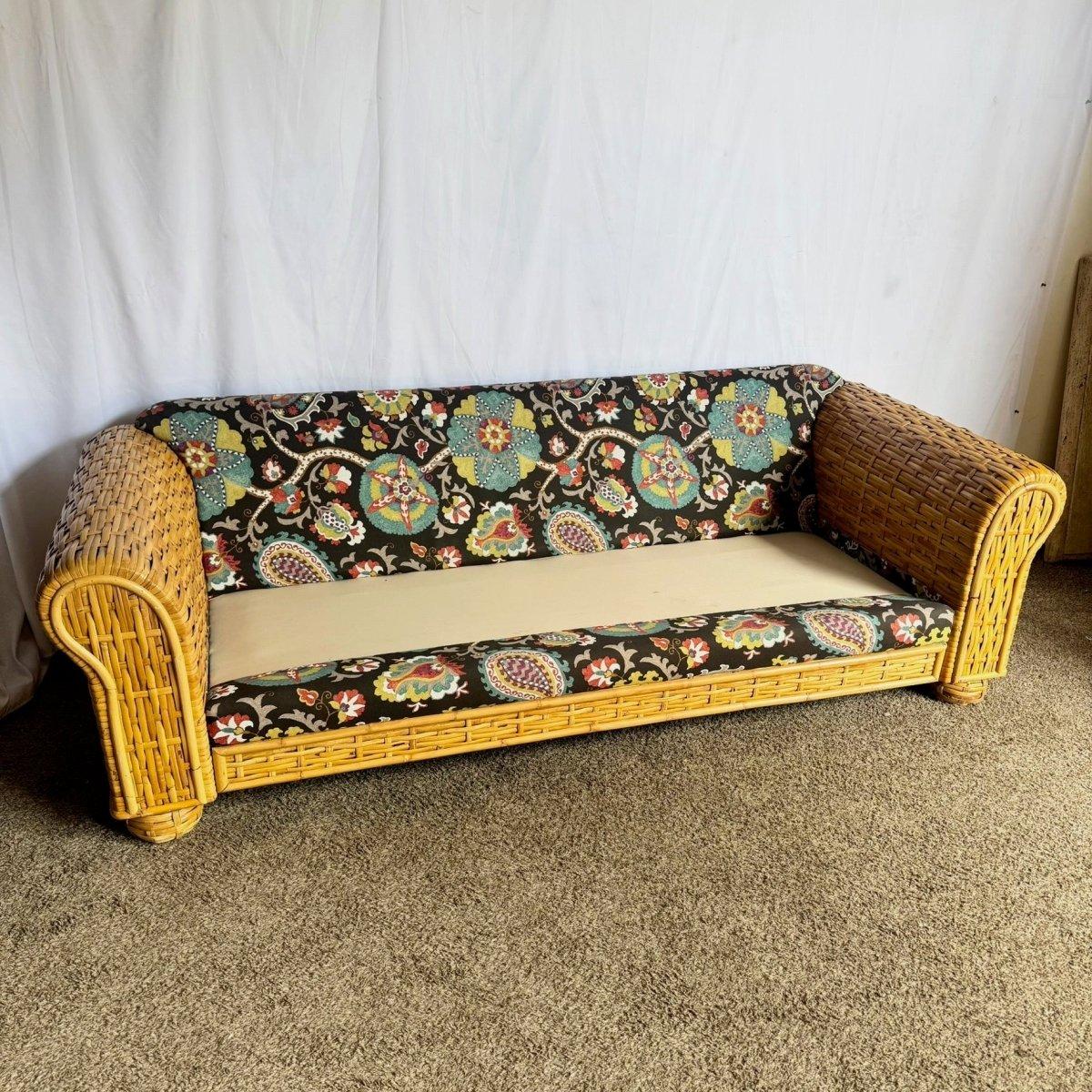 Das Boho Chic Rattan-Bambus-Sofa verbindet Designer-Handwerk mit lebendigem Inselflair und bringt kühnen Charme und Komfort in ein von der Küste inspiriertes Interieur.
 

 Leichte Abnutzung des Bambus, wie auf den Fotos zu sehen.
 

 Wir verkaufen