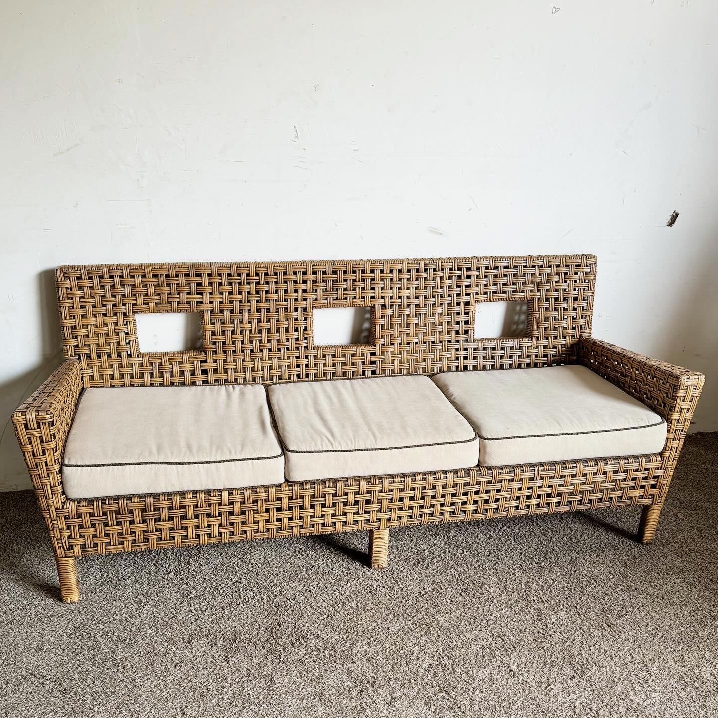 Scopri il fascino naturale e l'eleganza rilassata di questo divano Boho Chic in vimini intrecciato. Realizzato con maestria, questo divano presenta una struttura in vimini resistente e intricata, che incarna l'essenza dello stile bohémien. Il suo