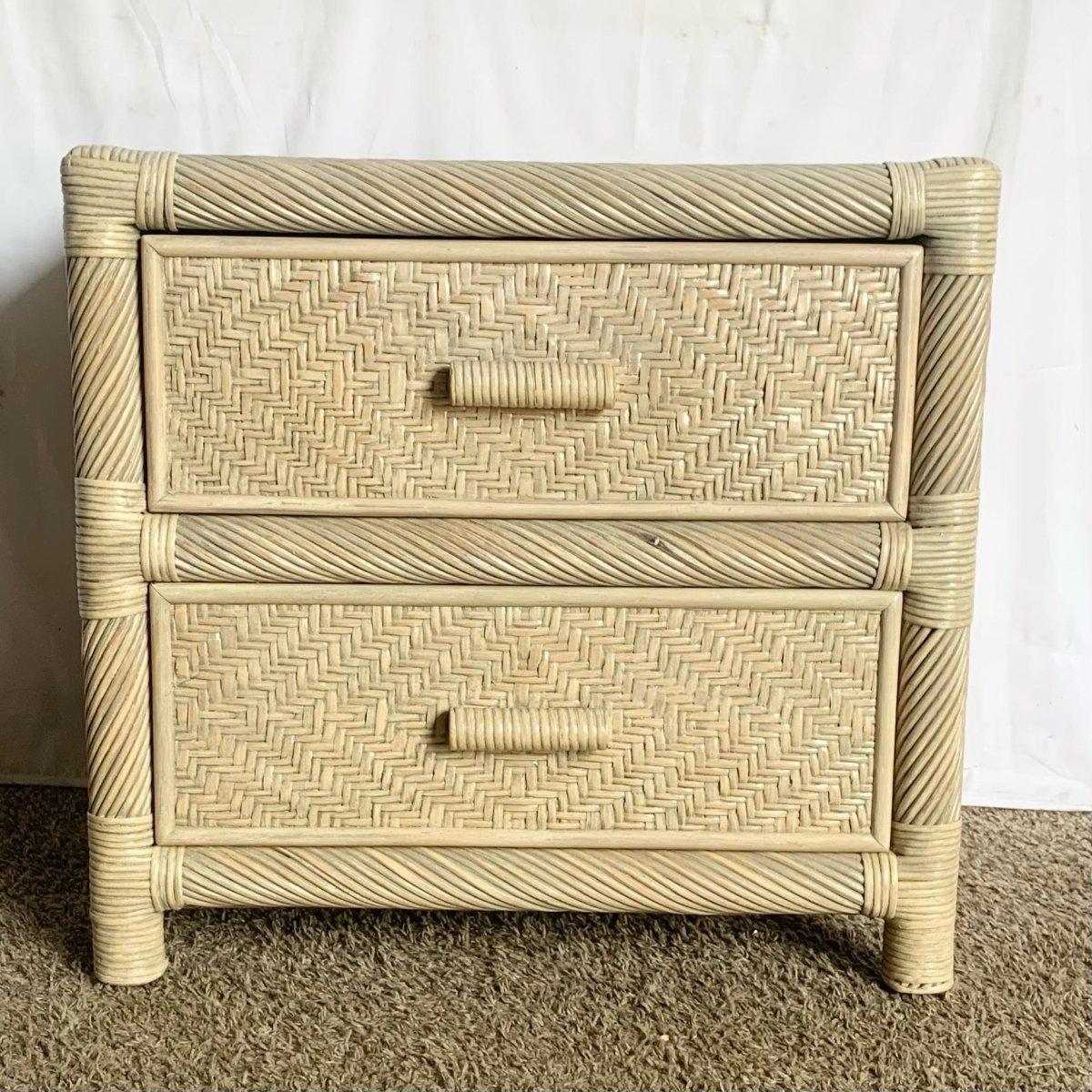 Boho Coastal Beige Twisted Pencil Reed Wicker Nachttisch (Philippinisch) im Angebot