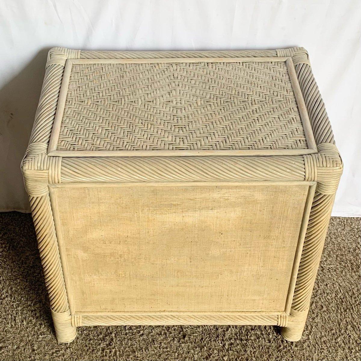 Boho Coastal Beige Twisted Pencil Reed Wicker Nachttisch (Ende des 20. Jahrhunderts) im Angebot