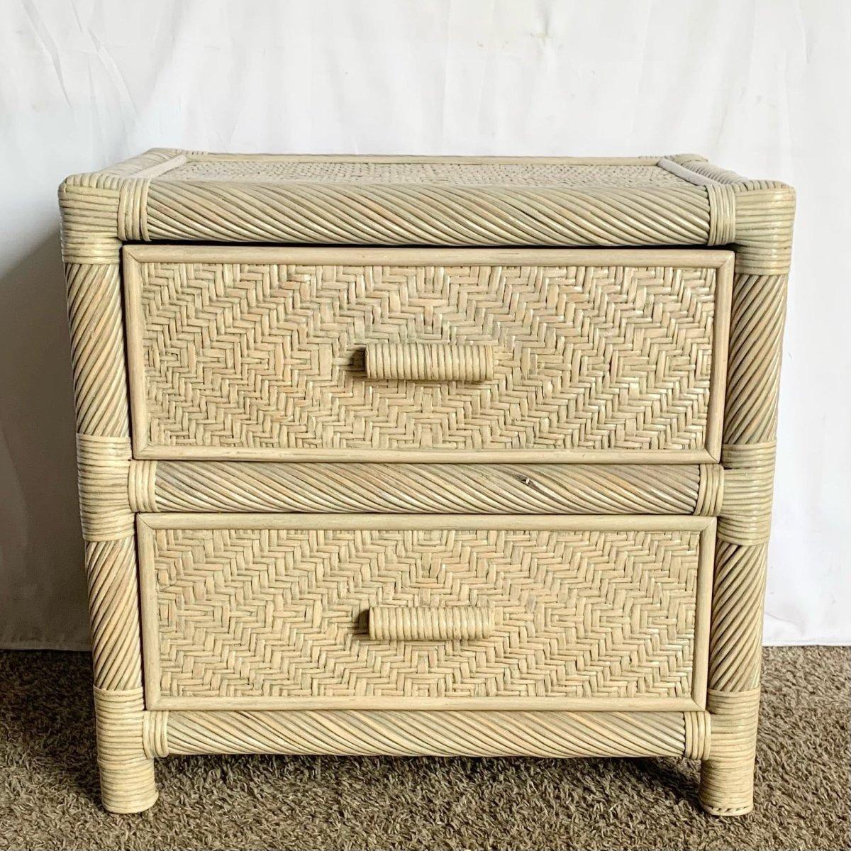 Boho Coastal Beige Twisted Pencil Reed Wicker Nachttisch (Schilf) im Angebot
