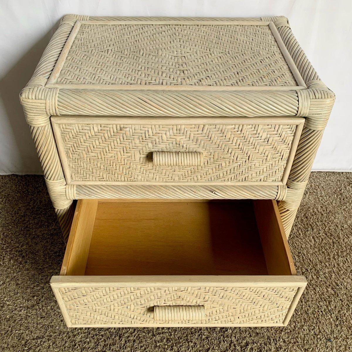 Boho Coastal Beige Twisted Pencil Reed Wicker Nachttisch im Angebot 1