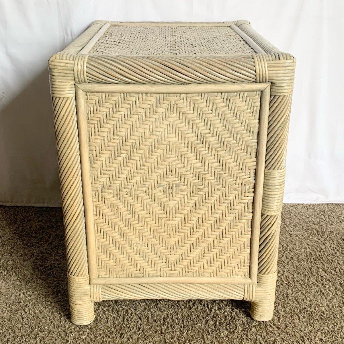 Boho Coastal Beige Twisted Pencil Reed Wicker Nachttisch im Angebot 2