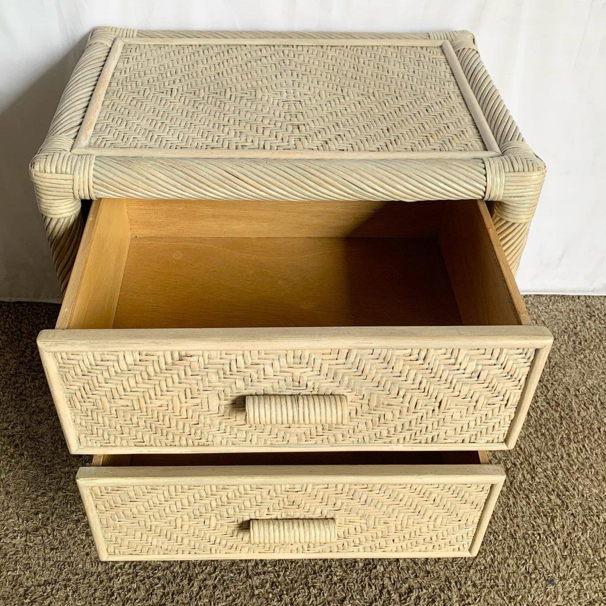 Boho Coastal Beige Twisted Pencil Reed Wicker Nachttisch im Angebot 3