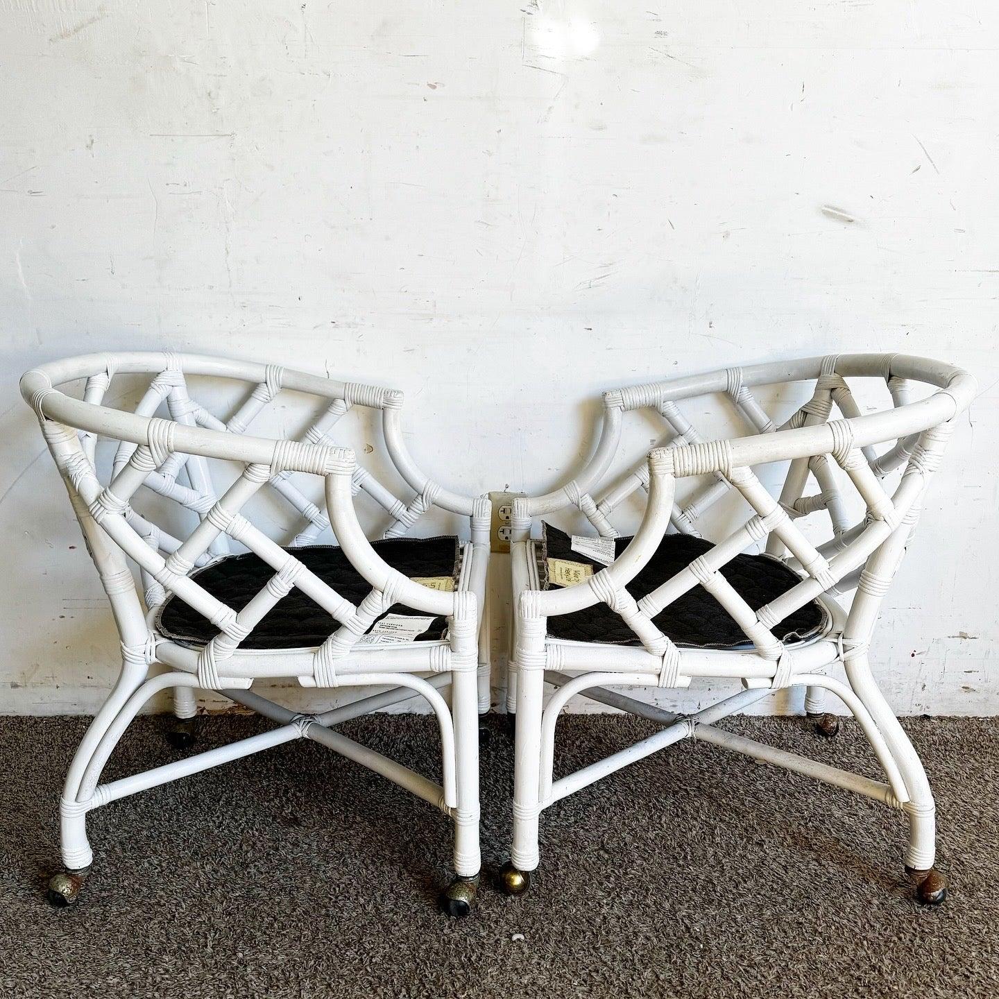 Die Boho Coastal Chippendale Style Dining Chairs von Henry Link sind mit einem Bambus-Rattan-Rahmen und gepolsterten Kissen ausgestattet, die eine Mischung aus Bohème- und Küsten-Ästhetik darstellen.
 
 Eines der Räder passt nicht zum Rest der