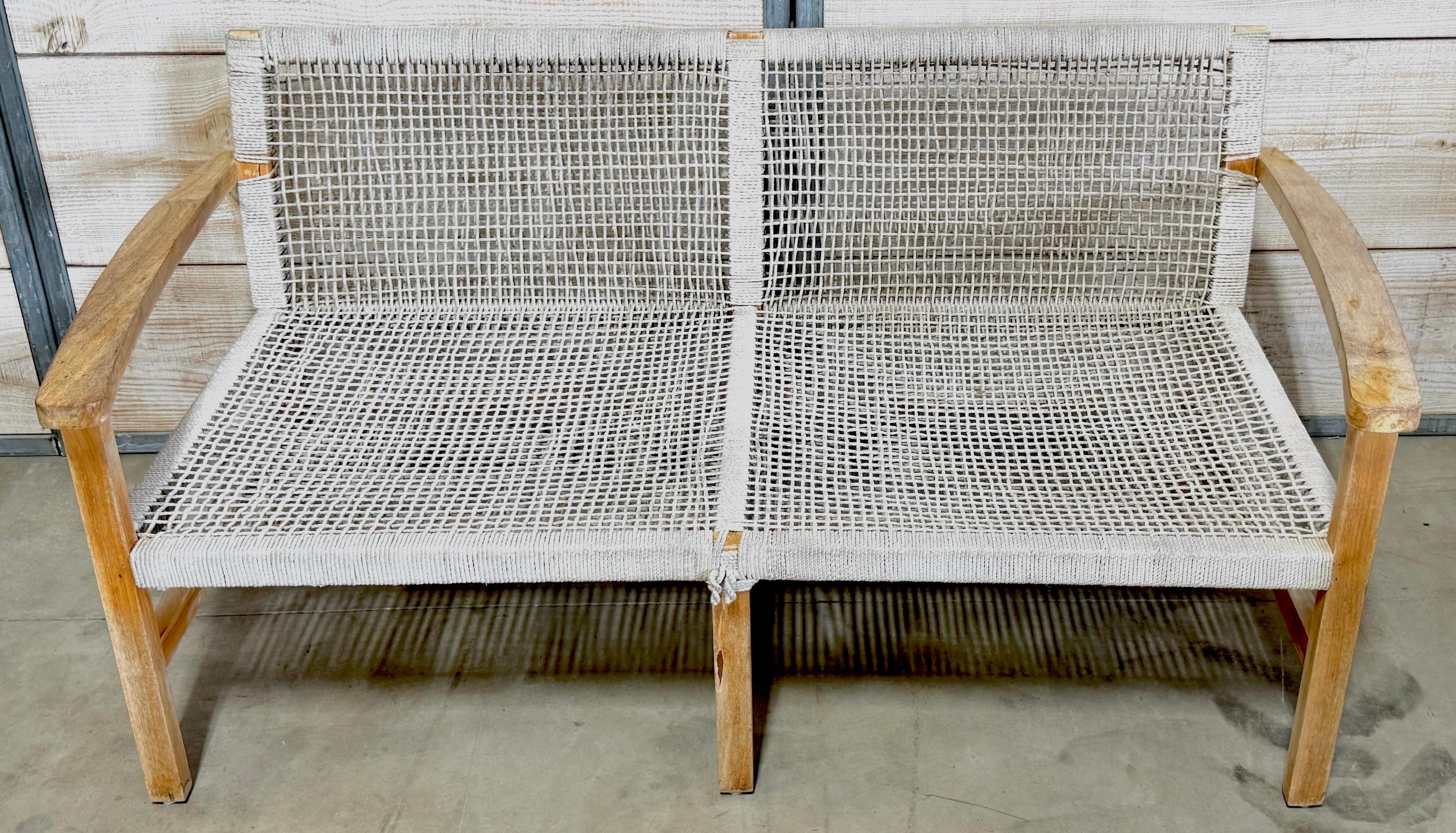 Sofá boho danés moderno de teca blanqueada / desgastada y cuerda tejida, hacia 1960

Evocando la relajada elegancia del diseño costero escandinavo, este sofá de dos plazas finamente elaborado combina una estructura de teca desgastada con asientos y