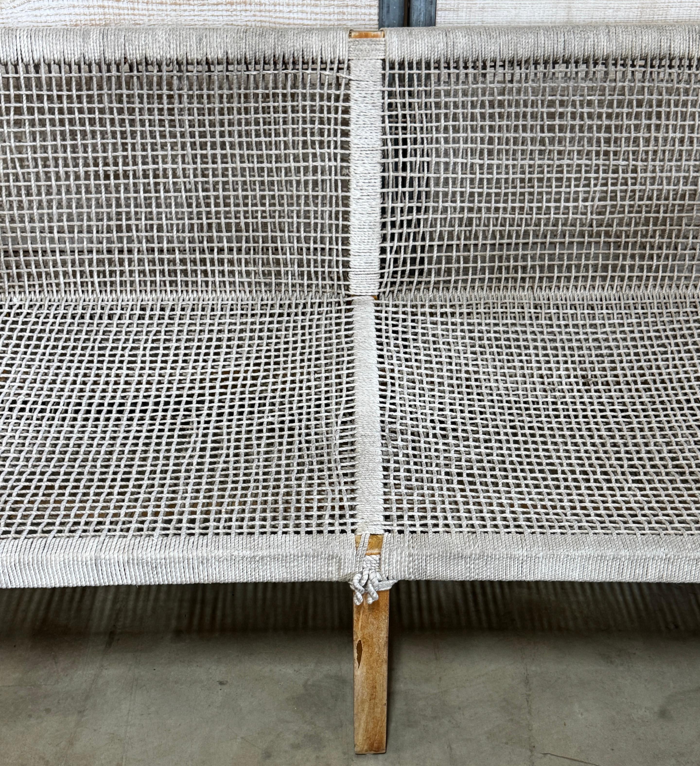 Sofá Boho Danés Moderno de Teca Blanqueada y Cuerda Tejida en Bueno estado para la venta en West Palm Beach, FL