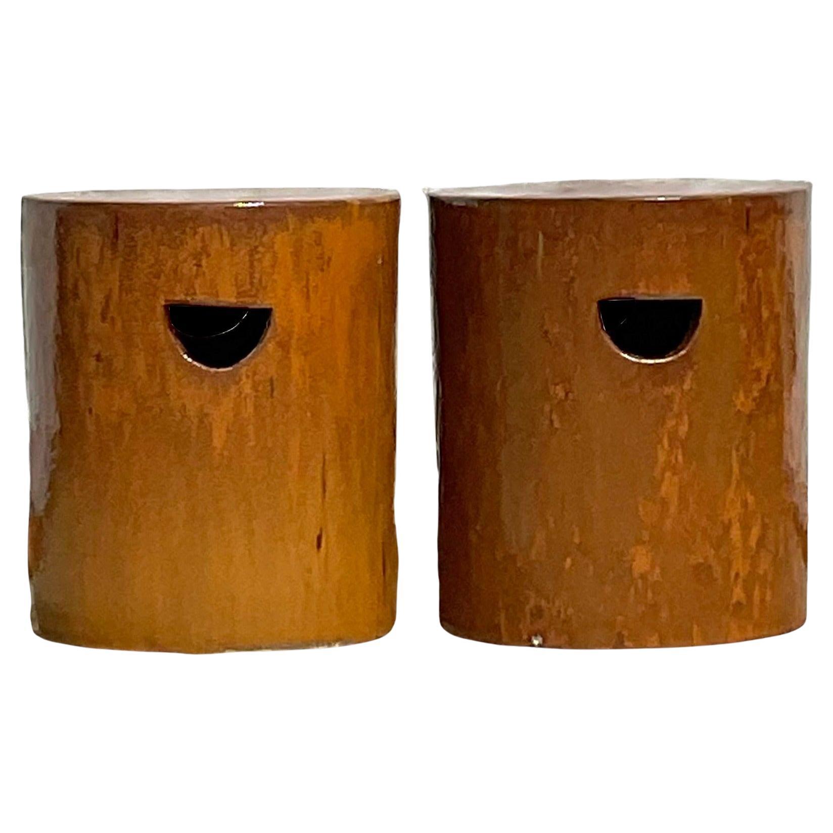 Niedrige Hocker aus glasierter Keramik im Boho-Stil - ein Paar