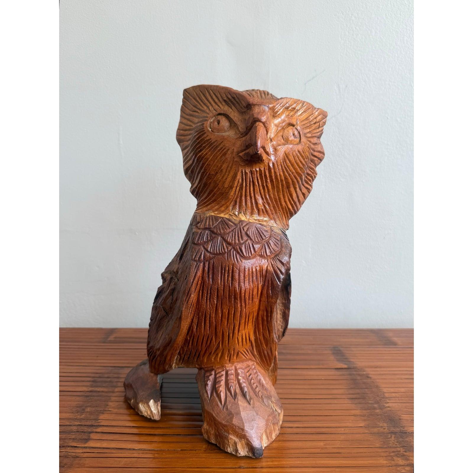 Apportez une touche de sagesse sylvestre à votre espace avec cette charmante sculpture de hibou en bois sculptée à la main. Fabriquée en bois massif au grain naturel riche, cette pièce présente des détails de sculpture stylisés et audacieux, depuis