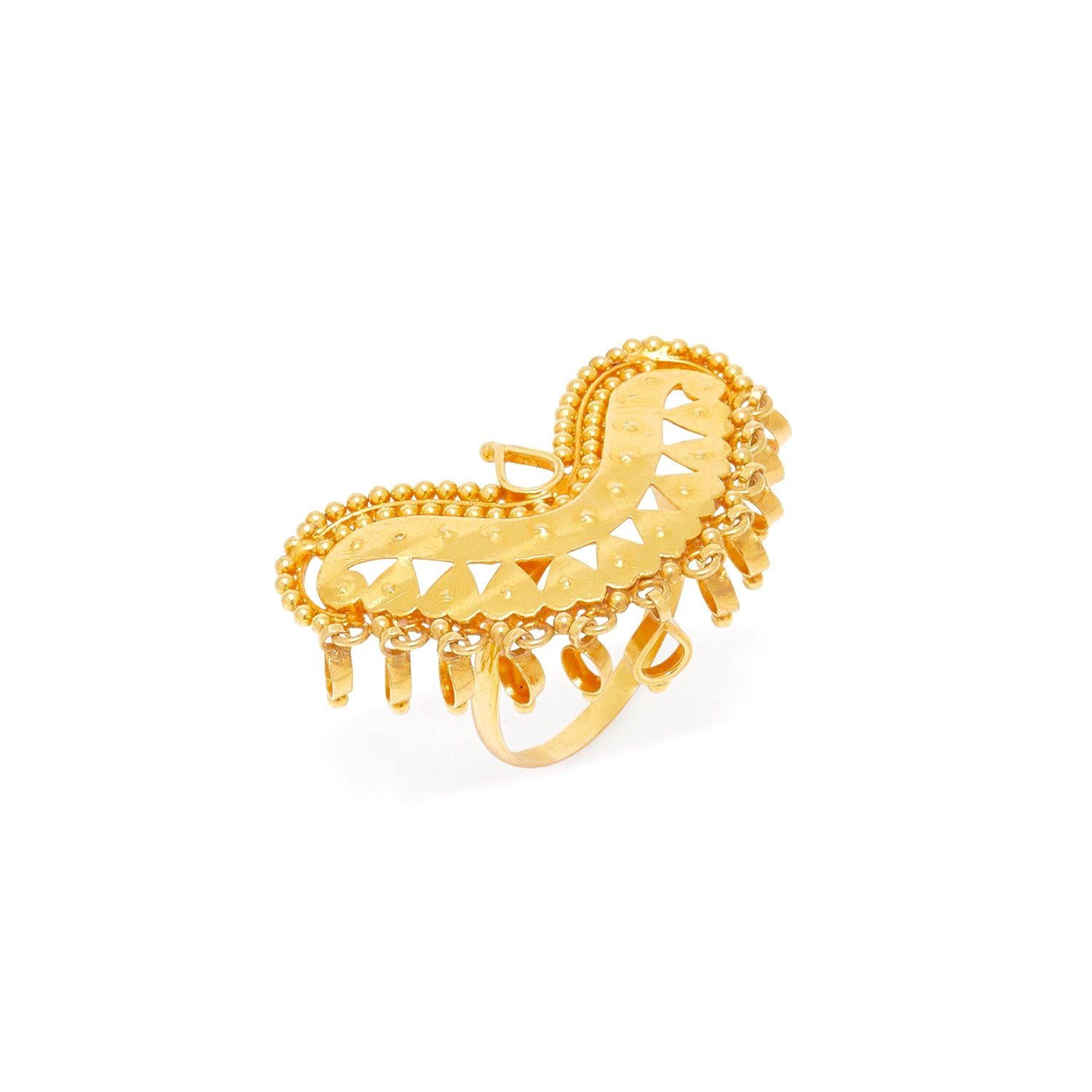 Der ultimative Jaipur Boho Style präsentiert sich in einem großen, herzförmigen Ring aus 22 Karat Gold, handgefertigt im traditionellen Rajasthani-Stammesstil mit einem Kranz aus goldenen Kreisen, die der Trägerin gutes Chi bringen sollen.

-