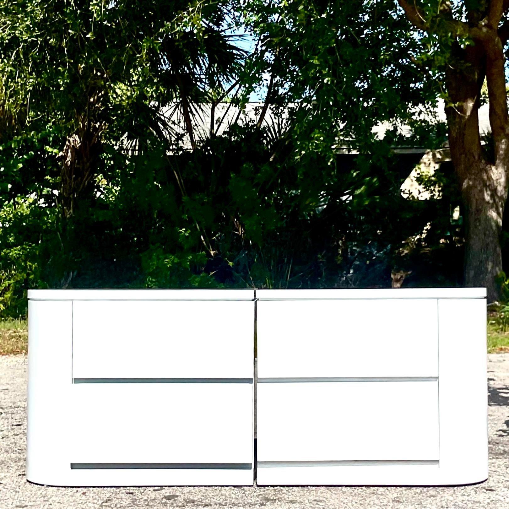 Paire de tables de nuit en stratifié Boho Bon état - En vente à west palm beach, FL