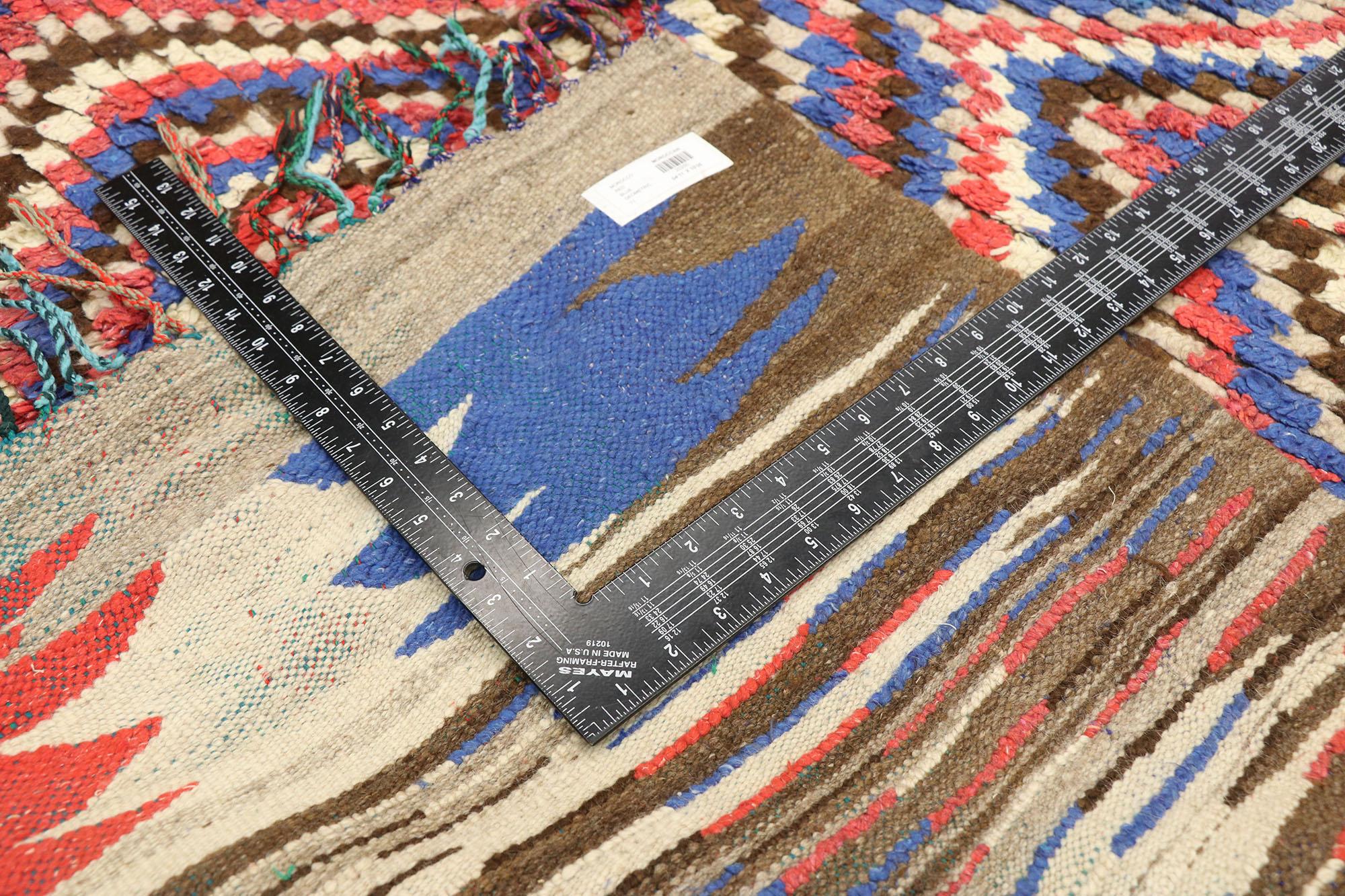 20250 Vintage Marokkanischer Azilal-Teppich, 04'11 x 10'05. Begeben Sie sich auf eine bezaubernde Reise in das lebendige Erbe der Azilal-Teppiche, die aus dem pulsierenden Herzen der zentralmarokkanischen Provinzhauptstadt stammen, die inmitten des