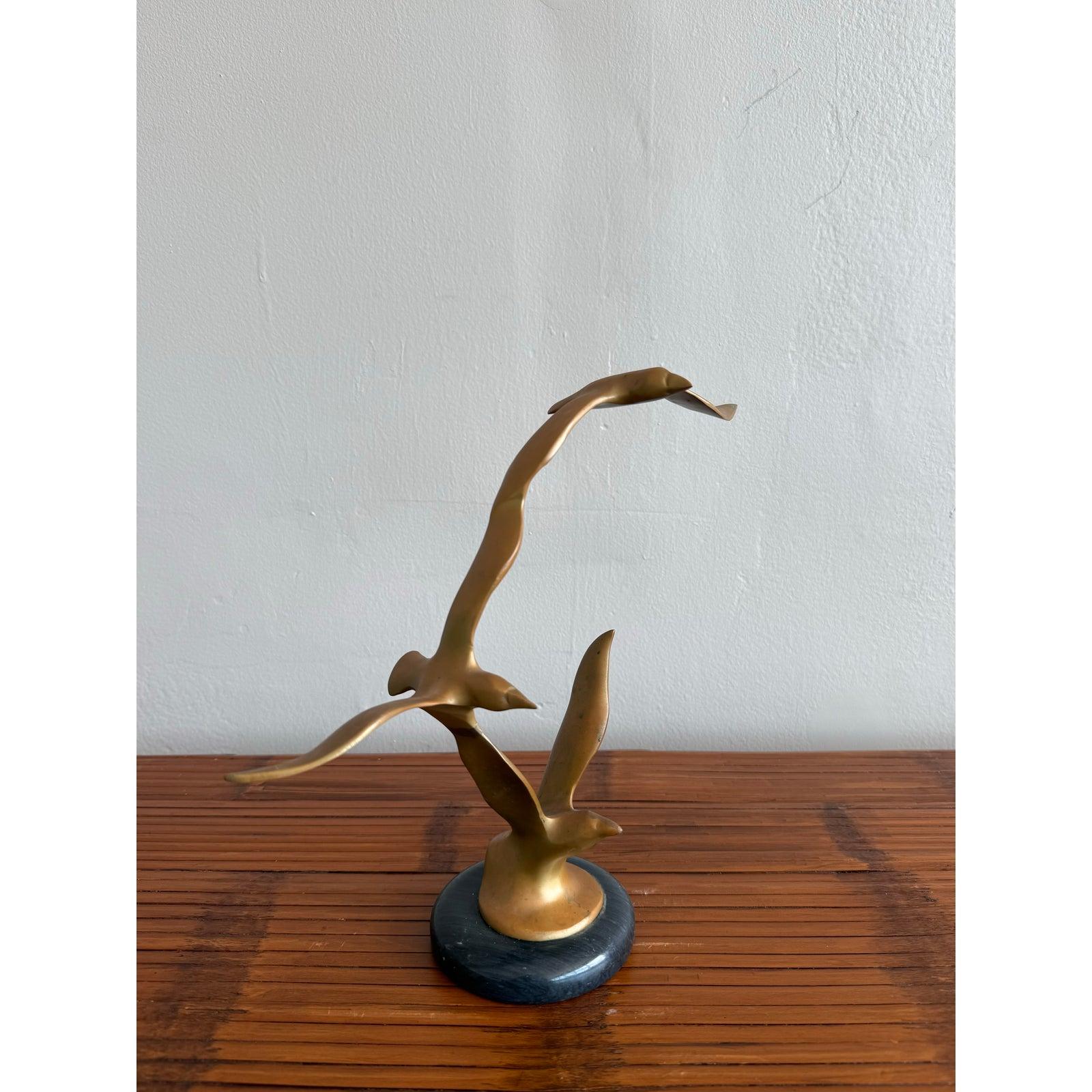 Américain Sculpture d'oiseau Boho Modern en laiton sur base en marbre en vente