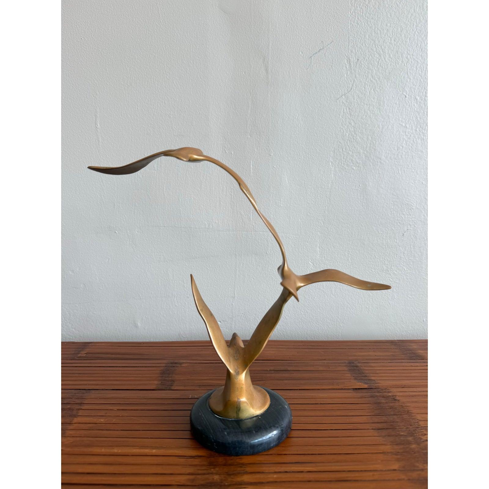 Sculpture d'oiseau Boho Modern en laiton sur base en marbre Bon état - En vente à West Palm Beach, FL