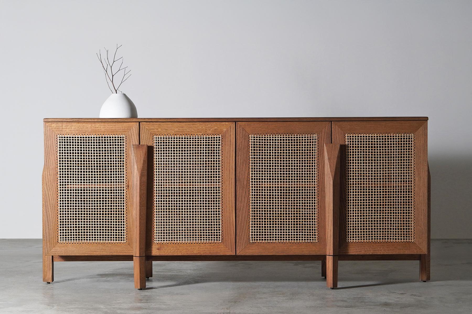 La Credenza Sahara reimagina el diseño clásico para la vida moderna. Su elegante silueta y sus frentes de caña tejida a mano evocan un encanto nostálgico, mientras que su sólida construcción de roble, acabada con Rubio Monocoat sin COV, garantiza