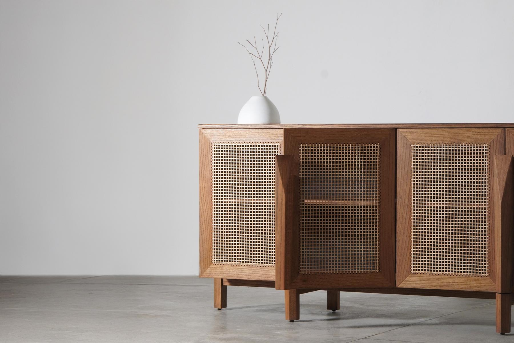 Aparador moderno Buffet Credenza Armario de madera de roble con caña natural tejida a mano Moderno de mediados de siglo en venta