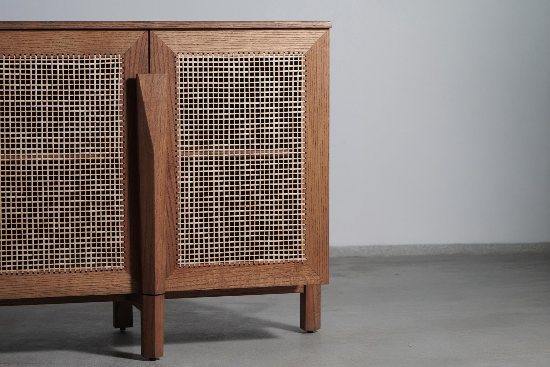Aparador moderno Buffet Credenza Armario de madera de roble con caña natural tejida a mano Indio en venta