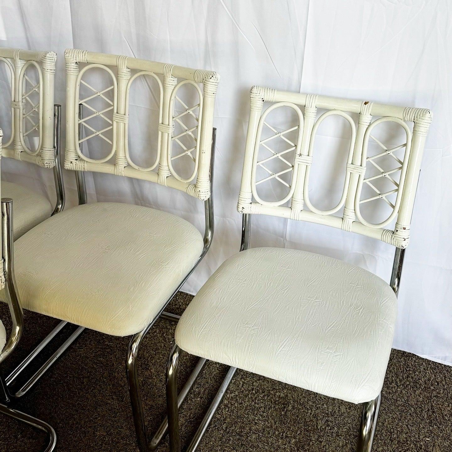 Set di sei sedie da pranzo a sbalzo in rattan moderno Boho con schienale in rattan bianco e telaio cromato, perfette per valorizzare il tuo spazio da pranzo.
 
 Alcuni segni di corrosione sul metallo come mostrato e alcuni segni di usura sulla