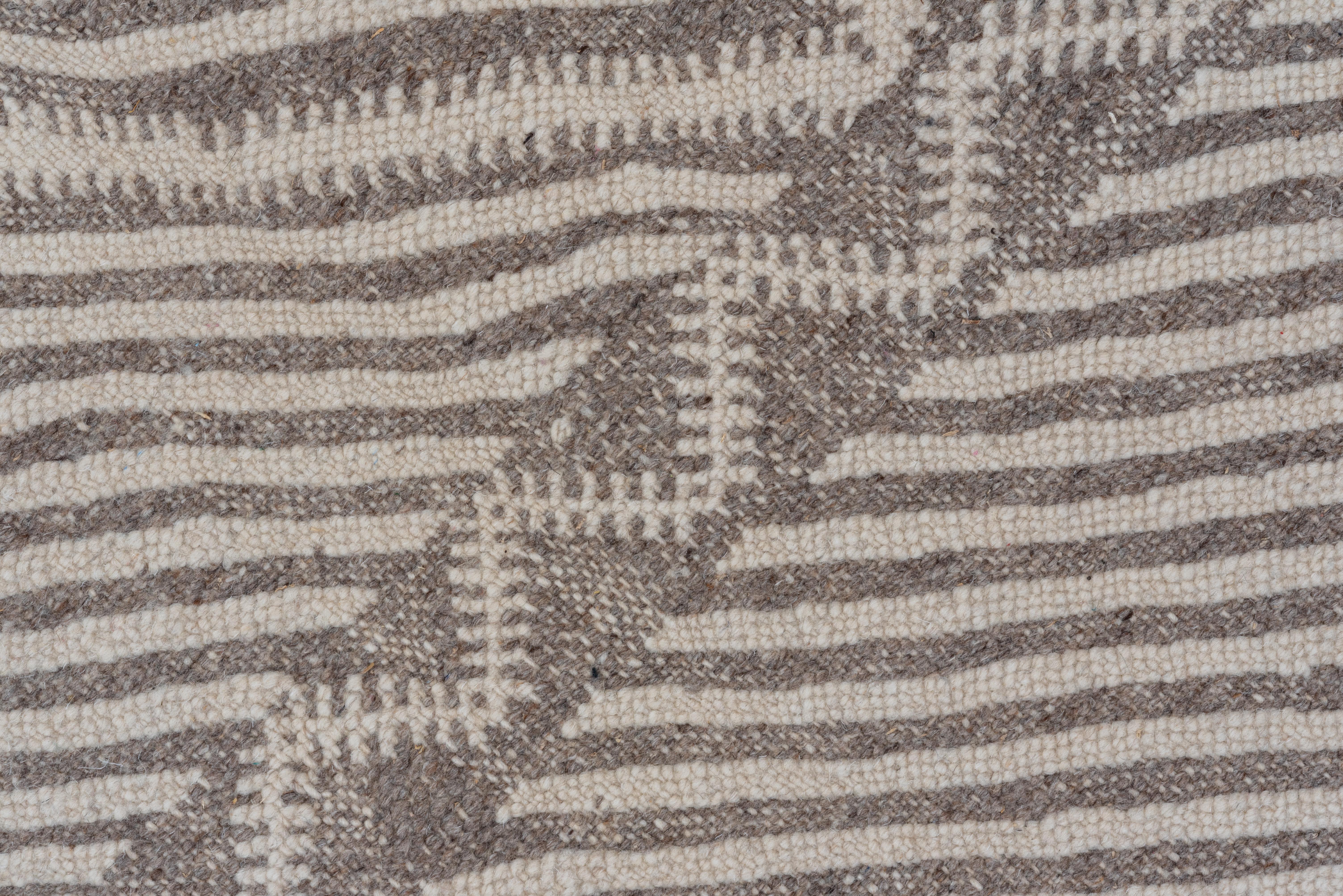 Un beau tapis marocain neutre plus clair, tissé à plat, qui est un peu plus épais que la moyenne des tapis tissés à plat. Le design s'inspire des motifs culturels marocains. Magnifique tapis de style bohème.